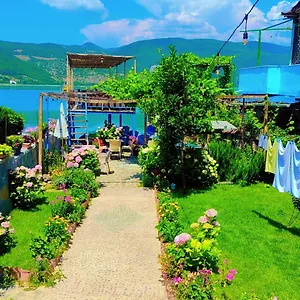 Erda Lakeside Bed & Breakfast Lini